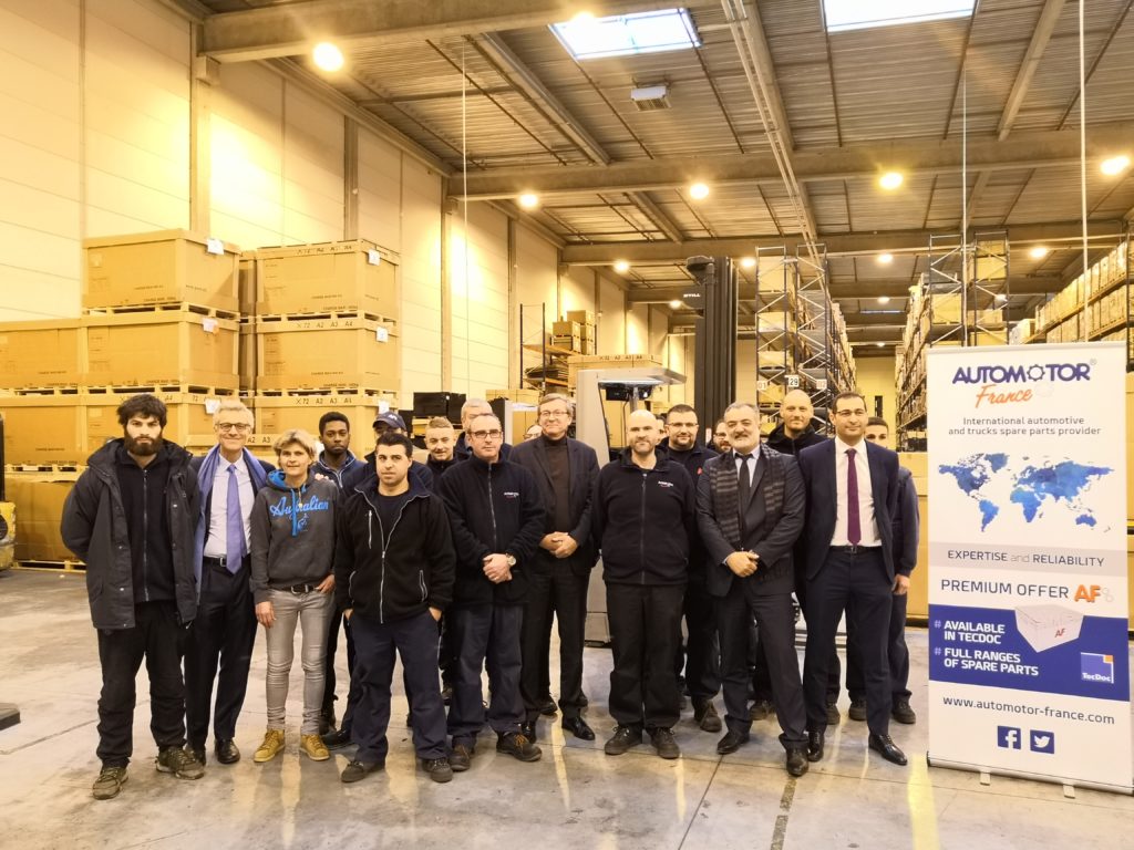 L'équipe dirigeante d'Automotor France entourée du personnel de l'entrepôt de Rosny-sur-Seine (78).