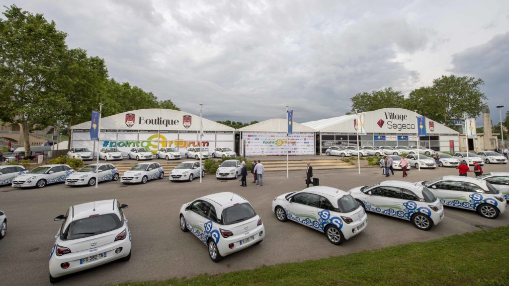 Les 50 véhicules de courtoisie remportés par les vainqueurs du Challenge International Point S étaient exposés à l'entrée du Matmut Stadium de Lyon.