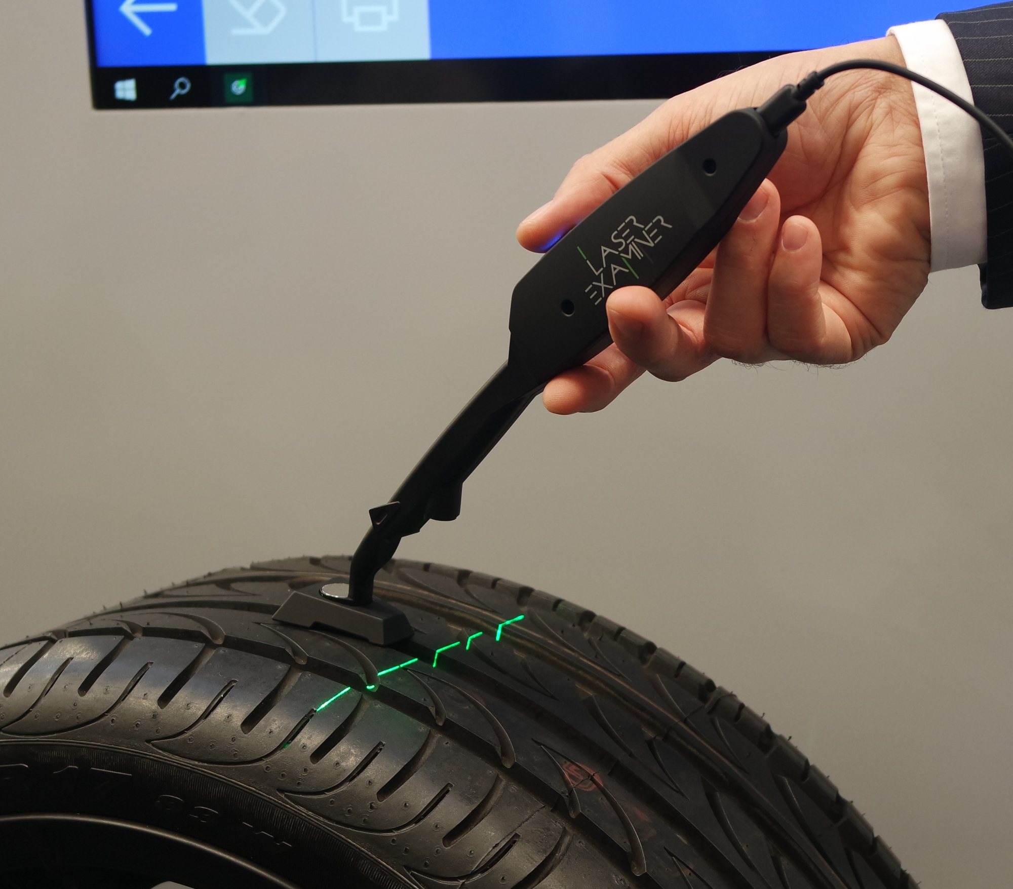 Texa fait le contrôle des pneus avec le même appareil « Laser Examiner » que pour les disques de freins.