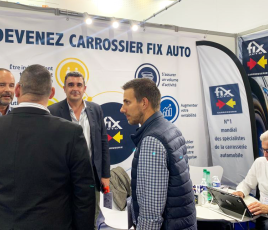 Prospects et partenaires sur le stand Fix Auto d'Equip Auto 2022