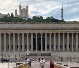 Ancien_palais_de_justice_depuis_la_Passerelle_du_Palais_de_Justice_(Lyon)_en_juin_2019_cropped.jpg