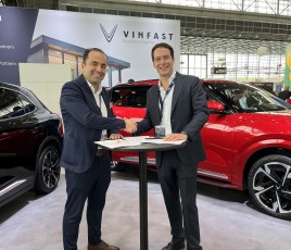 Hakan Ceylan, directeur général adjoint Ventes & Marketing VinFast Europe et Derk Roodhuyzen de Vries, P-DG et cofondateur de Fixico