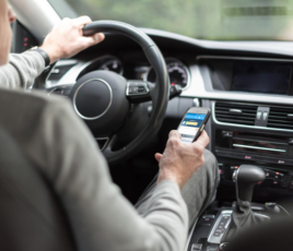 L'inattention au volant fait partie des risques routiers monitorés par LVR Fleet.