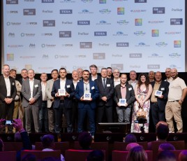 Les sept entreprises lauréates des Ze Awards de la Carrosserie 2023 entourées par les neuf partenaires de l'événement.