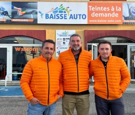L'équipe dirigeante du magasin Baïsse Auto de Perpignan affichent fièrement les couleurs d'Enovcar.