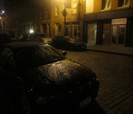 Voiture noire la nuit