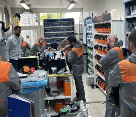 Techniciens Centaure en formation sur la MDD Akilak