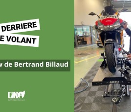 Bertrand Billaud en train de réparer une moto