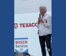 Christine Lagarde sur le podium du Rallye aïcha des gazelles du maroc