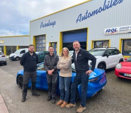 Jacques Vaysse et son équipe devant le garage Anteloup Automobiles