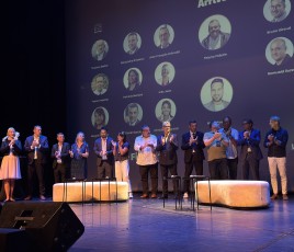 Toute l'équipe dirigeante Five Star ainsi que le conseil d'administration ont accueilli sur scène les participants du congrès 2025.