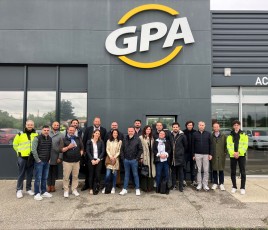 Les équipes de Capsauto et GPA réunies devant le siège drômois du recycleur.