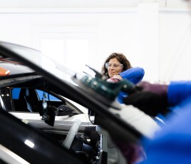 Mondial Pare-Brise technicienne en intervention