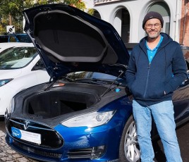 Jean-Philippe Rebillon devant la Tesla qu’il a remise en état et vendue à un chauffeur de taxi.