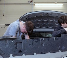 Jeunes carrossiers au travail étude Weinmann Univ Toulouse