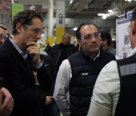 John Elkann, président de Stellantis (à gauche), et Antonio Filosa, directeur général, à l’usine d’assemblage de Sterling Heights, aux États-Unis, en février 2025.  