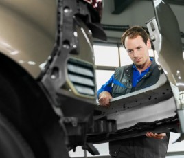 Carrossier Ford qui remplace un bouclier arrière.