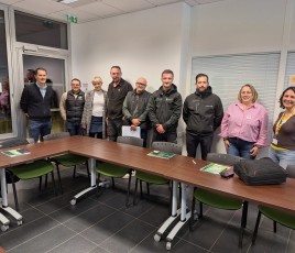 Des garagistes du territoire lors d'une réunion d'information sur la future formation.