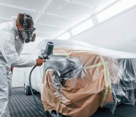 Peintre au travail en cabine