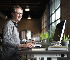 Artisan devant ordinateur