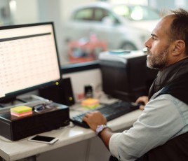 Garagistes devant ordi