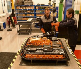 Autocraft-EV-REVIVE-WORKSHOP-battery-dismantling-300dpi1 (1)