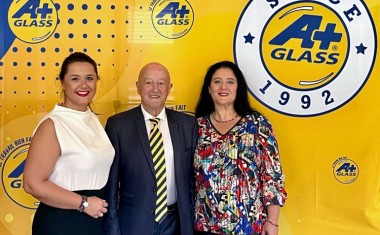 De gauche à droite : Nelly Pérez (directrice du réseau), Pierre Pérez (fondateur) et Marie-Pierre Tanugi de Jongh (présidente du directoire d'A+Glass).