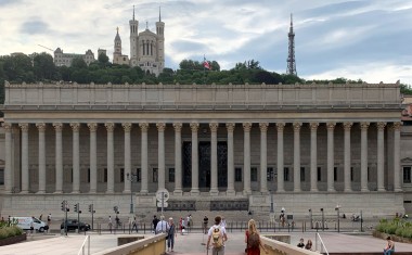 Ancien_palais_de_justice_depuis_la_Passerelle_du_Palais_de_Justice_(Lyon)_en_juin_2019_cropped.jpg