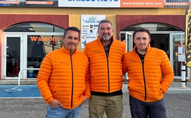 L'équipe dirigeante du magasin Baïsse Auto de Perpignan affichent fièrement les couleurs d'Enovcar.
