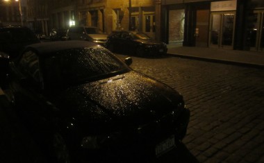 Voiture noire la nuit