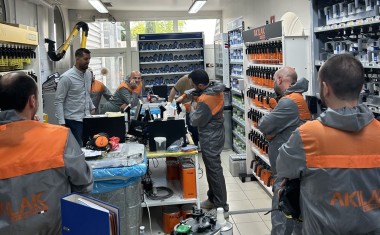 Techniciens Centaure en formation sur la MDD Akilak