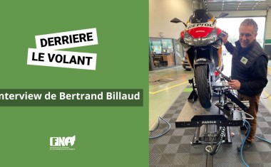 Bertrand Billaud en train de réparer une moto
