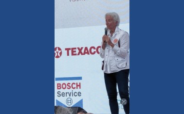 Christine Lagarde sur le podium du Rallye aïcha des gazelles du maroc
