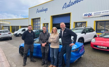 Jacques Vaysse et son équipe devant le garage Anteloup Automobiles
