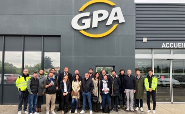 Les équipes de Capsauto et GPA réunies devant le siège drômois du recycleur.