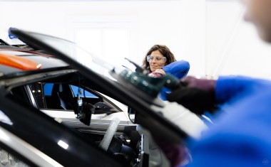 Mondial Pare-Brise technicienne en intervention
