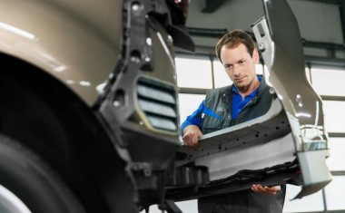 Carrossier Ford qui remplace un bouclier arrière.