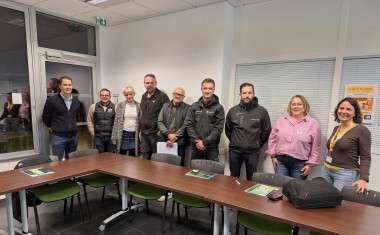 Des garagistes du territoire lors d'une réunion d'information sur la future formation.