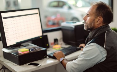 Garagistes devant ordi