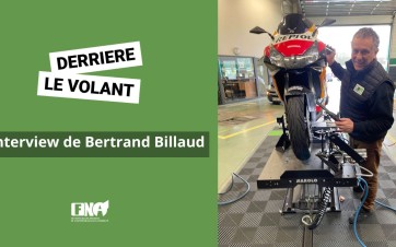 Bertrand Billaud en train de réparer une moto