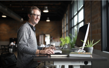 Artisan devant ordinateur