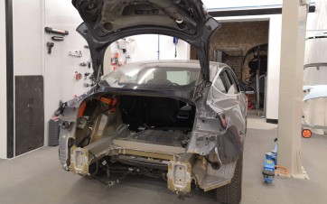 Tesla Model 3 en réparation