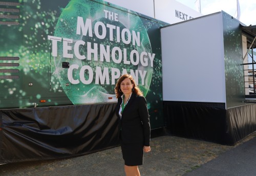 Marine DURIX devant le camion démo