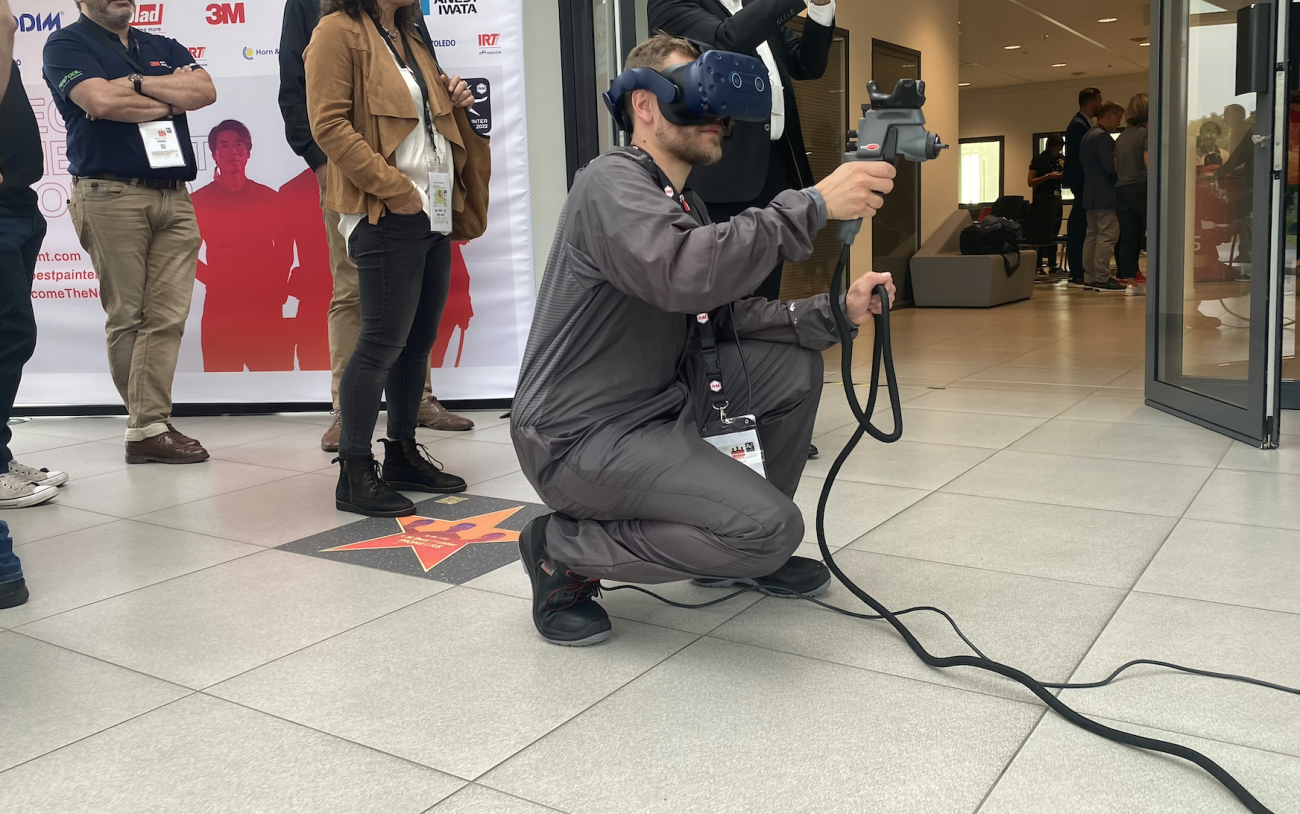 Sylvain Crelier, en plein test de la cabine de peinture via casque VR
