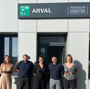L'équipe de la Carrosserie Perez devant la façade de l'Arval Premium Center de Toulouse.
