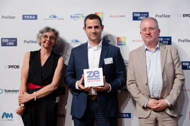 Jules Mikhael, Regional Business Manager de BASF Coatings (au centre), entouré de Caroline Ridet, directrice des rédactions Auto de Zepros, et de Luc Fournier, directeur de Back2car (AAG).