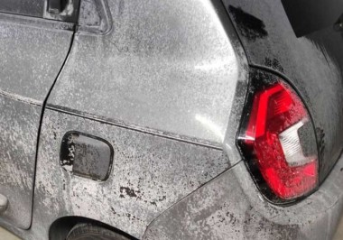 Le process PadXpress Spot Repair permet de décontaminer des carrosseries aussi touchées que celle de cette Twingo, mouchetée de calcaire.