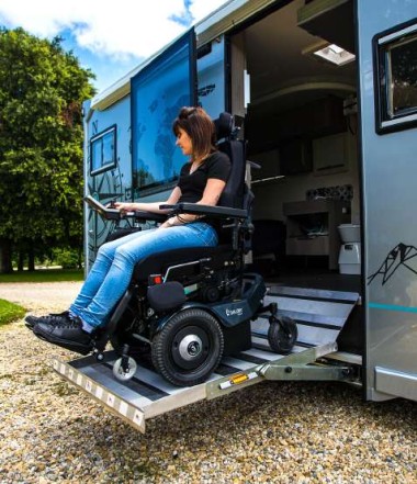 Hoddicé - Personne en fauteuil roulant montant dans le camping car