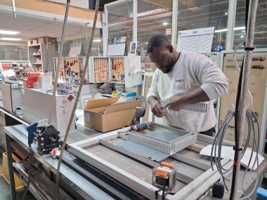 Electricien usine Omia