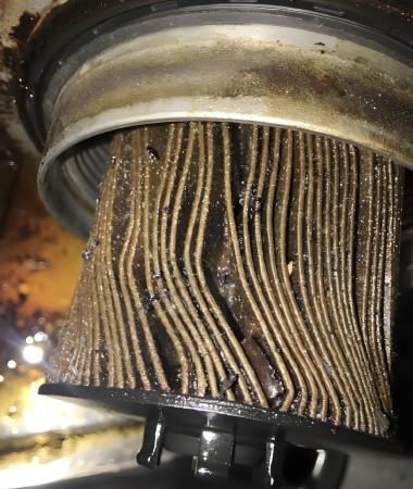 UFI_Filters_Severely_clogged_oil_filter